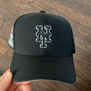Mitchell & Ness NY Mets Snapback
All Black with white Logo outline

Worn Once